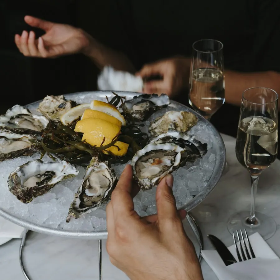 Example photo: Raw oysters & littlenecks